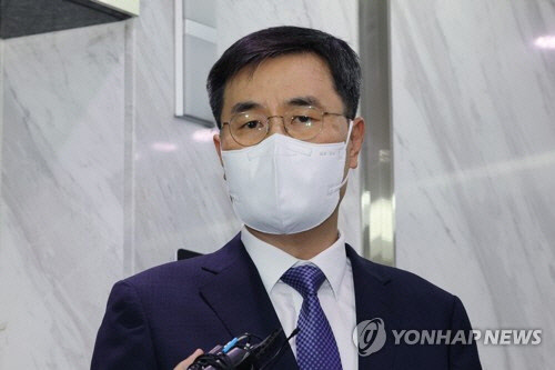 공군 성폭력 피해자 고(故) 이예람 중사 사망 사건의 부실 초동수사 의혹 책임자로 지목된 전익수 공군본부 법무실장이 올해 8월 24일 오후 서울 서대문구 특별검사팀 사무실에 피의자 신분으로 출석해 취재진의 질문에 답하는 모습 [연합뉴스 자료사진]